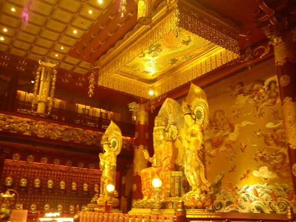 The Buddha Tooth Relic Temple and Museum in the Chinatown district, Crazy Singapore.