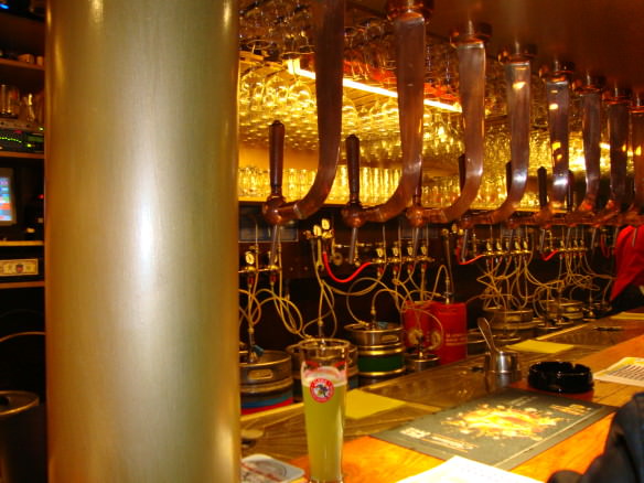 Delirium Cafe taps, Biggest beer selection in the world