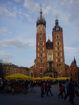 St. Mary's Church in main square of Krakow, scams in krakow