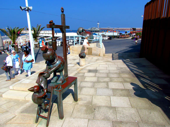 Scheveningen hanging sculpture