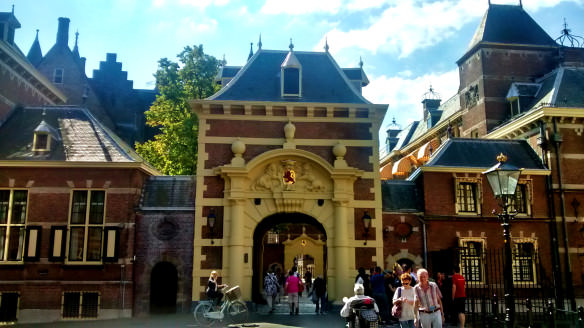 people entering the Dutch Parliament in the Hague