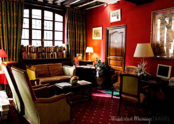 cozy lounge with books and couches at Hotel de la Bretonnerie