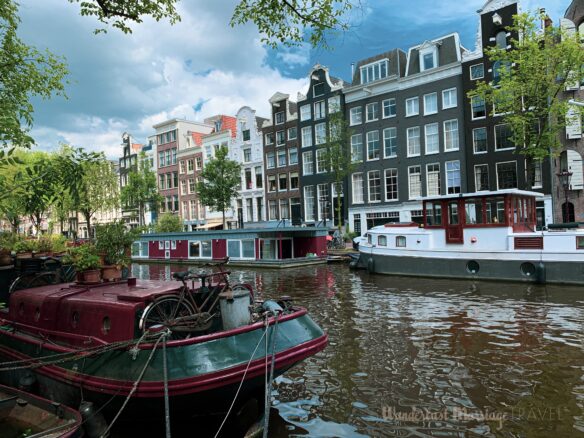 Houses along a cannel with house boatsu