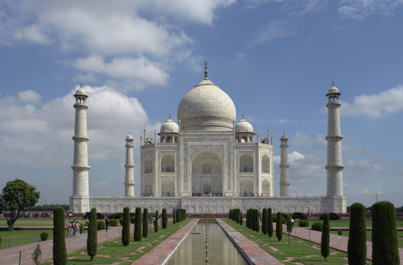 View of the Taj Mahal without any crowds